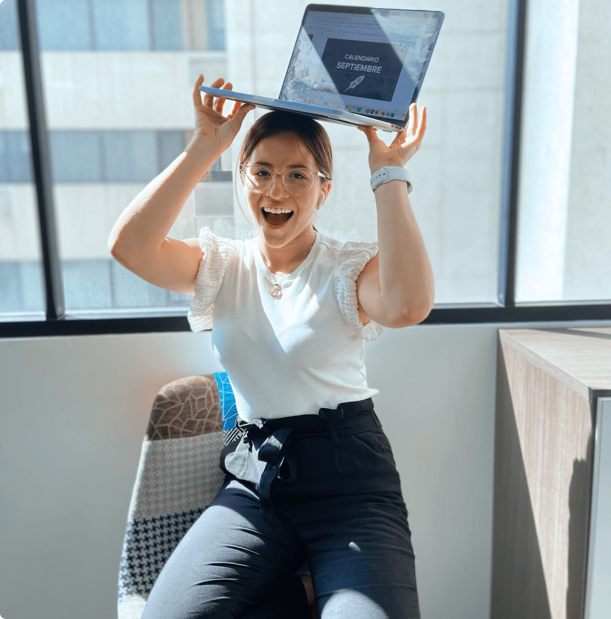 Chica posando con computadora